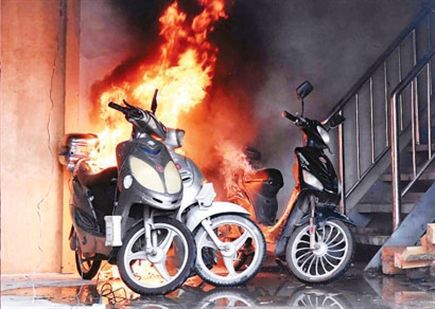 把电瓶车电瓶拎回家充电有多危险，你知道吗？