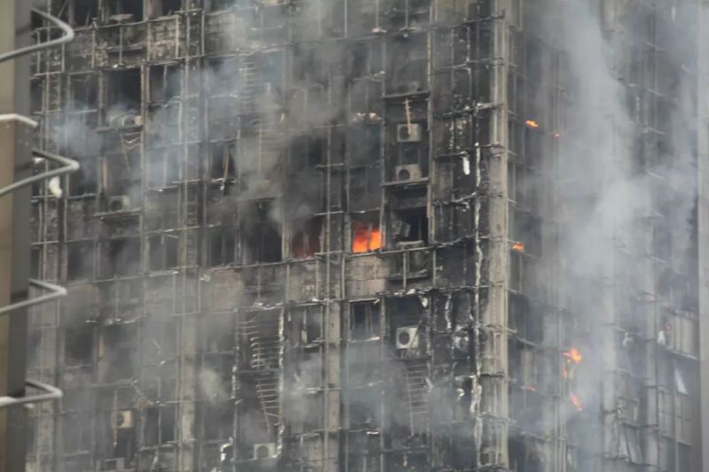 郑州写字楼火灾:明火被完全扑灭 未造成人员伤亡